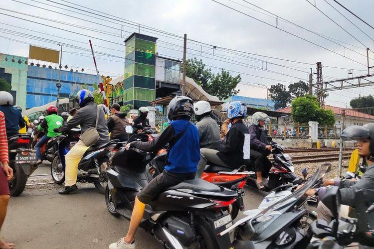 Kondisi kendaraan bermotor di perlintasan Stasiun Pasar Minggu, Minggu (25/6/2023)