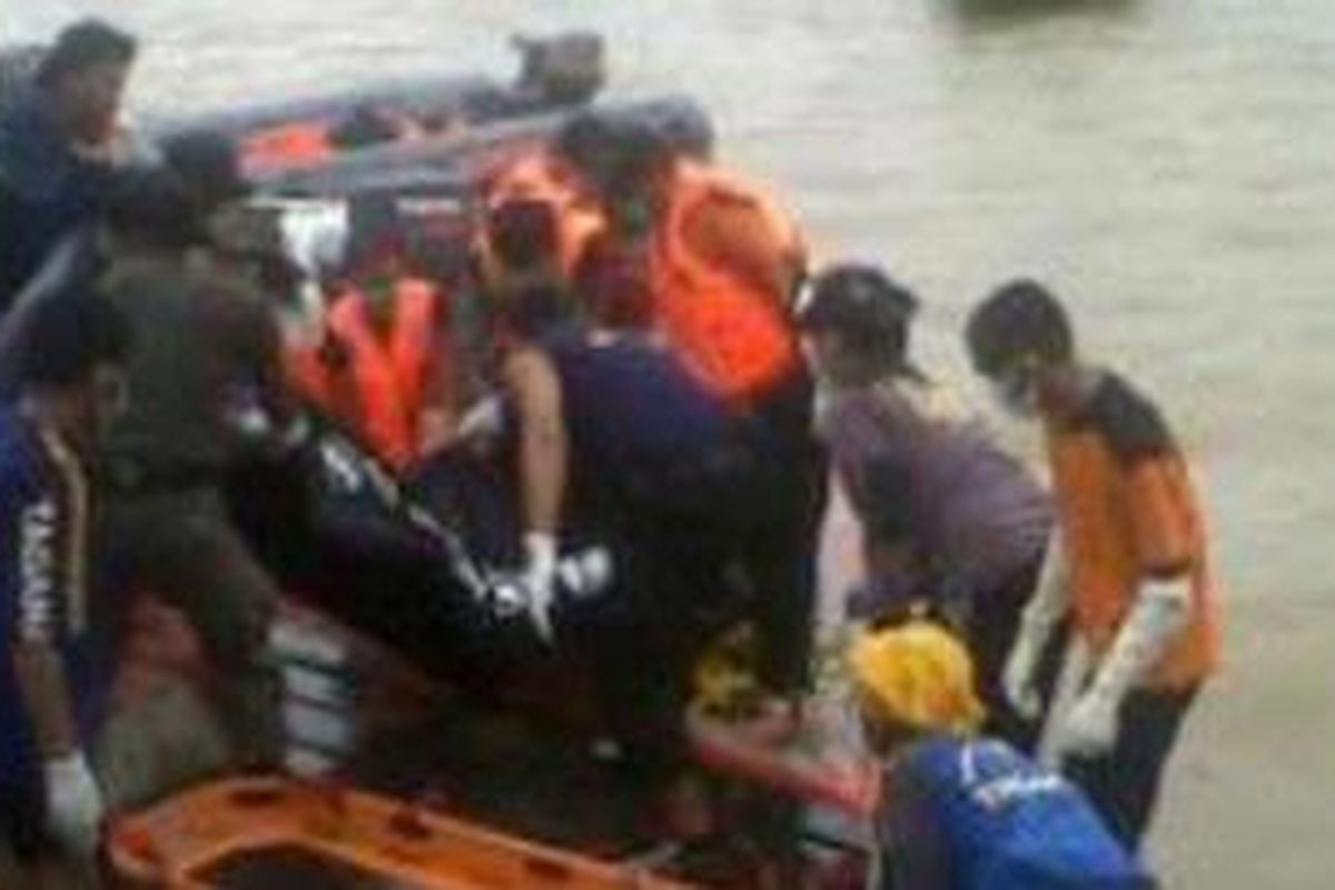 Tim Badan SAR Nasional menemukan lagi satu mayat laki-laki di sekitar reruntuhan jembatan Kukar, Rabu (30/11/2011)