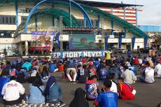 Dilarang Masuk Stadion, Aremania Nobar di Luar Stadion