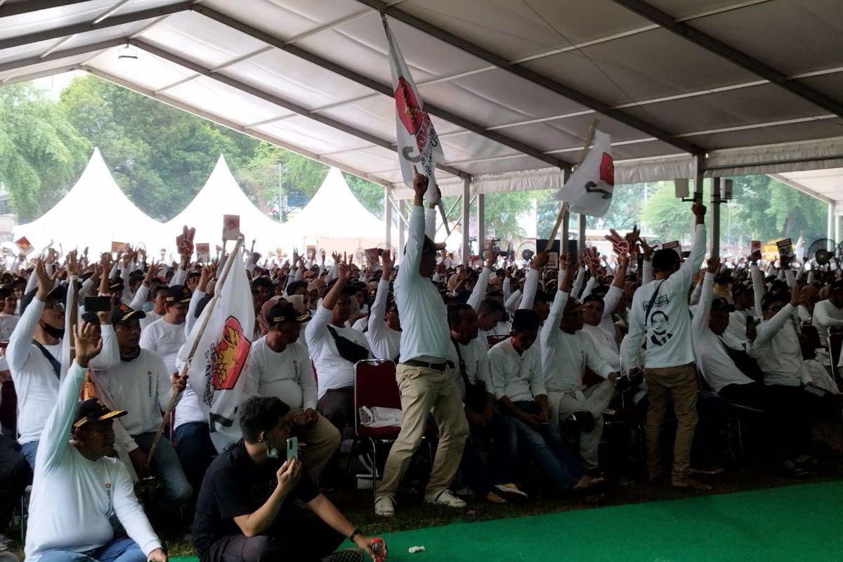 Ratusan kader Gerindra Dapil Jakarta Barat antusias mengikuti konsolidasi di Lapangan Stadion Kebon Jeruk, Jakarta Barat, Minggu (18/6/2023).