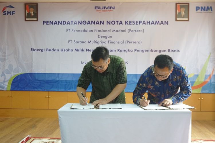 Direktur Utama PT Permodalan Nasional Madani (PNM) Arief Mulyadi dan Direktur Utama PT Sarana Multigriya Finansial (SMF) ananta Wiyogo menandatangani nota kerja sama pembiayaan KPR di Jakarta, Jumat (18/10/2019).
