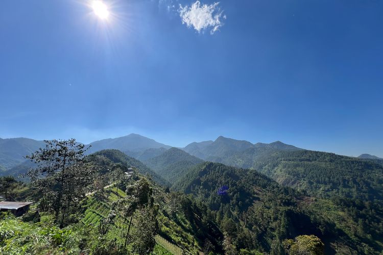 Panorama Lawu Selatan di Meteor Garden Caffee and Eatery, Jatiyoso, Karanganyar.