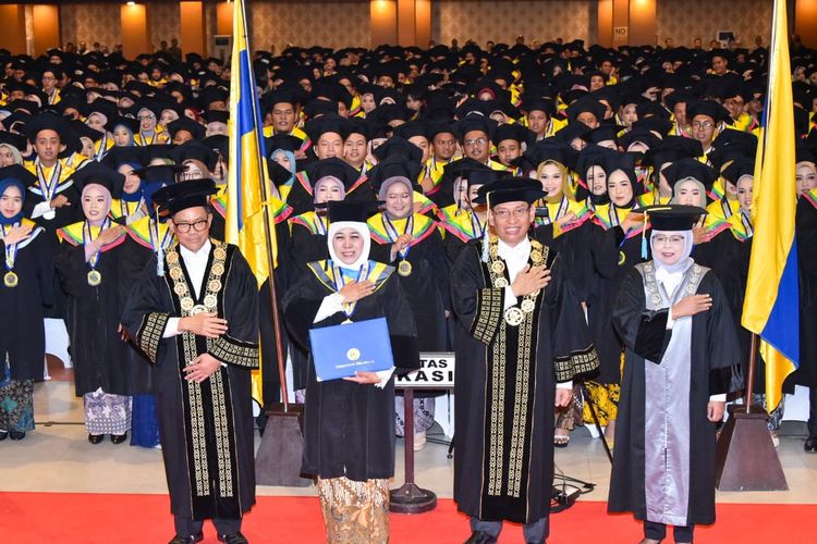 Prosesi penganugerahan gelar doktor honoris causa ditandai dengan penyampaian orasi ilmiah, pemahatan danda emas oleh Gubernur Khofifah. 