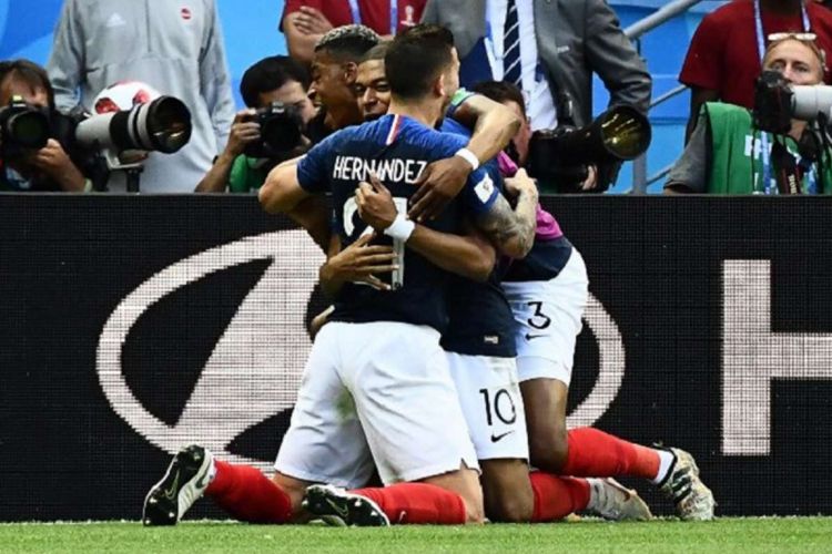 Kylian Mbappe dan Lucas Hernandez merayakan gol Perancis ke gawang Argentina pada babak 16 besar Piala Dunia 2018 di Kazan Arena, 30 Juni 2018.