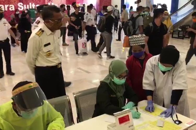 Gubernur Sulawesi Selatan Nurdin Abdullah saat memantau pelaksaan rapid test untuk par santri ponpes Al-Fatah yang tiba di Bandara internasional Sultan Hasanuddin Makassar, Rabu (15/4/2020).