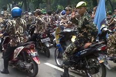 Massa Pendukung Prabowo Parkir di Tengah Jalan Medan Merdeka Utara