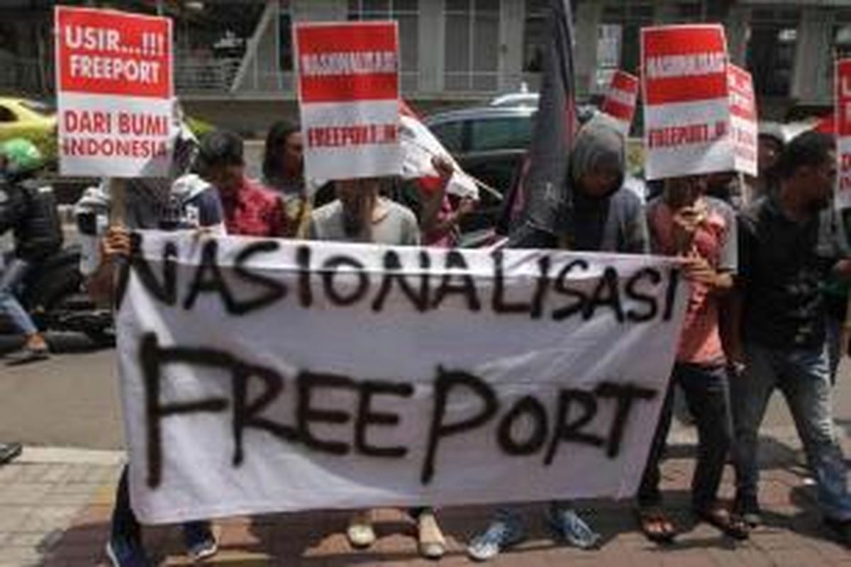 Solidaritas untuk Pergerakan Aktivis Indonesia berunjuk rasa di depan kantor Freeport Indonesia, Jakarta Selatan, Kamis (26/11/2015). Mereka mendesak pemerintah melakukan nasionalisasi aset Freeport dan tidak memperpanjang kontrak karya. 