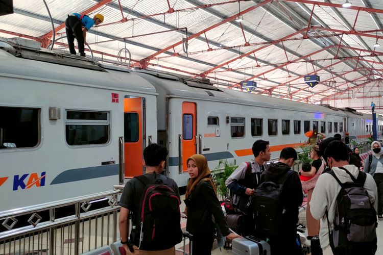 Rangkaian KA Brantas tiba di Stasiun Madiun, Jawa Timur, Rabu (19/7/2023)
