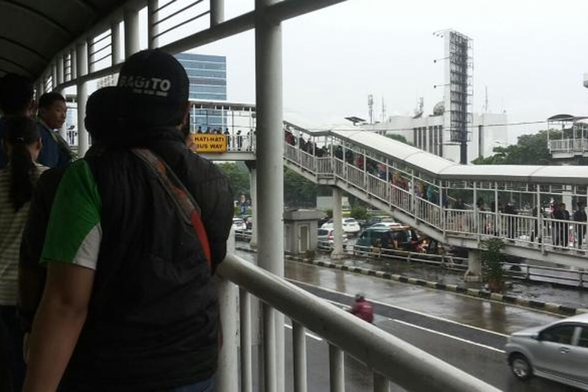 Antrean penumpang di Halte Busway Cikoko Stasiun Cawang mengular hingga ratusan meter pagi ini, Selasa (21/2/2017). 