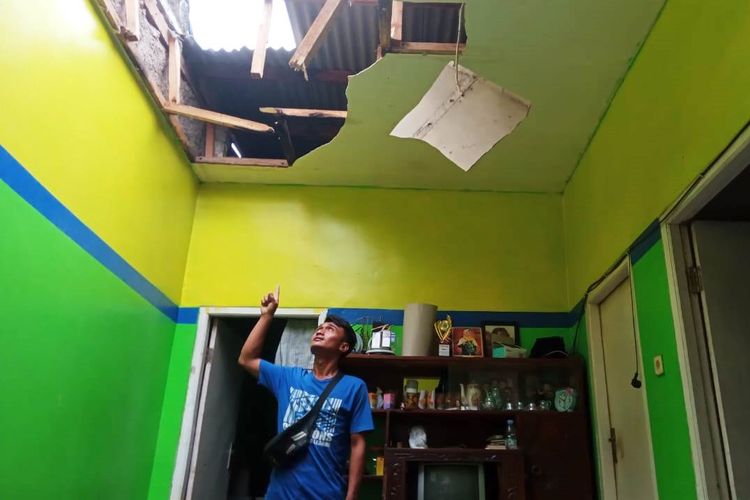 Kondisi atap rumah warga di Cianjur, Jawa Barat, yang ambruk dan melukai dua orang penghuninya hingga luka parah.