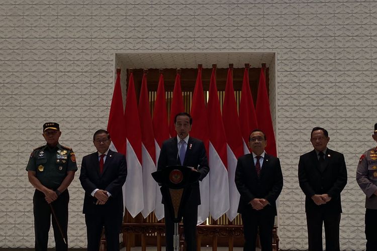 Presiden Joko Widodo menyampaikan keterangan pers sebelum berangkat ke Dubai, Uni Emirat Arab dari Lanud Halim Perdanakusuma, Jakarta Timur, pada Kamis (30/11/2023). 