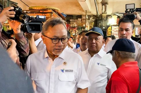 Sidak Pasar Klender SS Cakung, Mendag Zulhas Borong Beras dan Daging Ayam