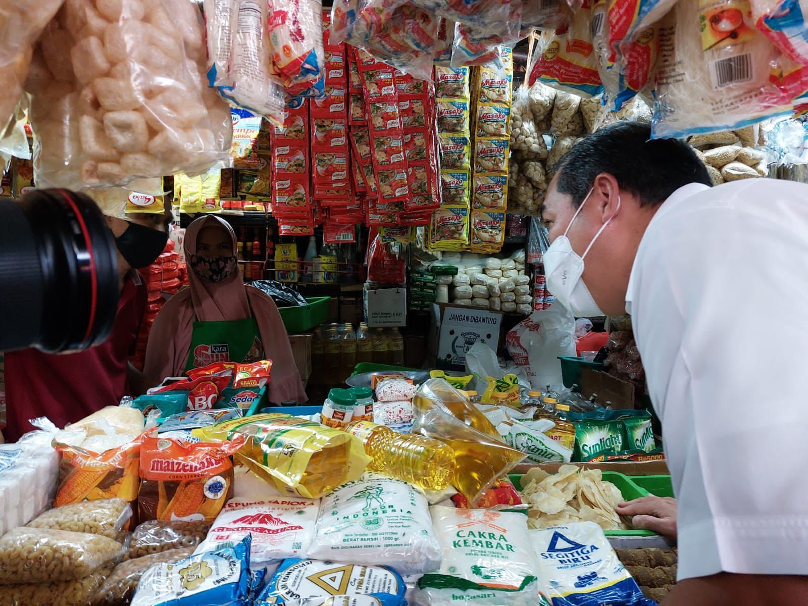 Ketika Mendag Lutfi Kunjungi Pasar, Tak Satu Pun Pedagang Jual Minyak Goreng Murah...