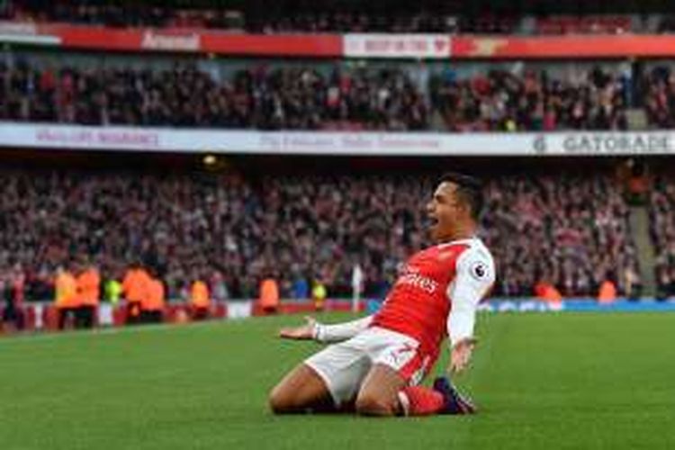 Penyerang Arsenal, Alexis Sanchez, merayakan golnya seusai membobol Bournemouth di Stadion Emirates, London, Minggu (27/11/2016). 

