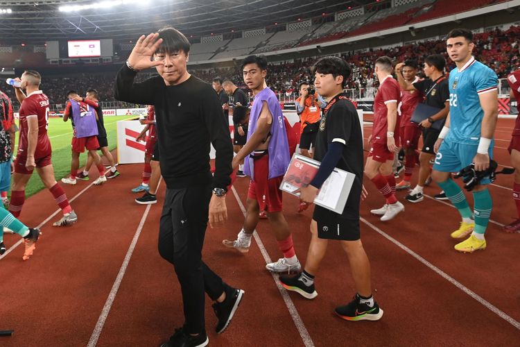 Pelatih Timnas Indonesia Shin Tae-yong (keempat kiri) beserta para pemain dan staf pelatih menyapa para suporter usai mengalahkan Timnas Kamboja dalam laga Grup A Piala AFF 2022 di Stadion Utama gelora Bung Karno (SUGBK), Jakarta, Jumat (23/12/2022). Indonesia menang 2-1. ANTARA FOTO/Aditya Pradana Putra/tom.