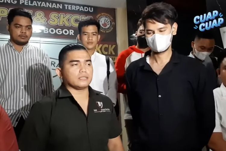 Artis sinetron Kevin Hillers melapokan seorang perempuan berinisial SK atas dugaan penganiayaan ke Polres Bogor, Jumat (10/6/2022).