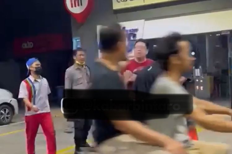 Tangkapan layar video viral Instagram, keributan antara pegawai SPBU dan konsumen di SPBU Bintaro Tangsel.