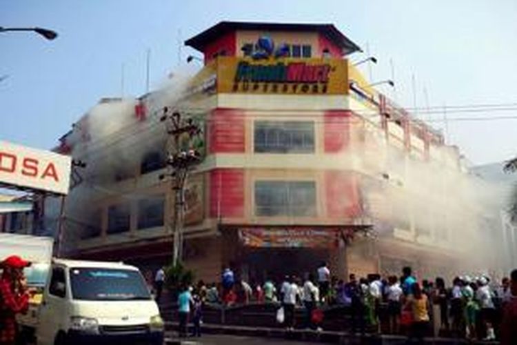 Sebuah pusat perbelanjaan di Manado terbakar, Sabtu (17/10/2015)