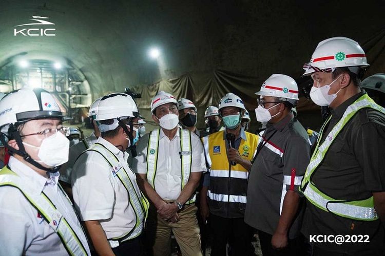 Menteri Koordinator Bidang Kemaritiman dan Investasi (Menko Marves) Luhut Binsar Pandjaitan meninjau langsung progres pembangunan lintasan rel serta terowongan proyek Kereta Api Cepat Jakarta-Bandung (KCJB) pada Rabu (12/1/2022) siang.