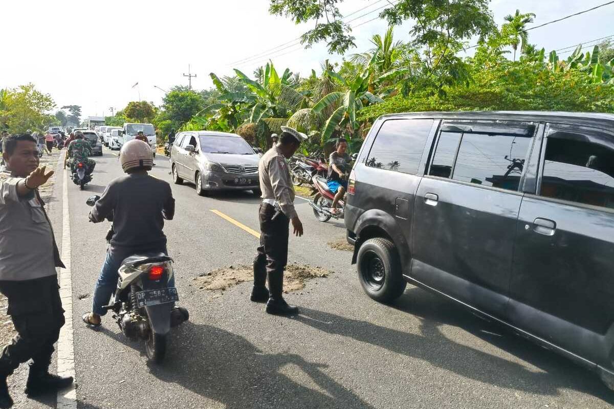 Laka lanta mobil Honda Brio Vs motor Honda Scoopy tanpa plat terjadi di Jalan Poros Palopo Makassar, Didusun Kariako, Desa Buntu Karya, Kecamatan Ponrang Selatan, Kabupaten Luwu, Sulawesi Selatan, Kamis (26/9/2024) pukul 07.05 WITA. Akibat peristiwa ini, 2 orang meninggal dunia di tempat kejadian perkara (TKP).