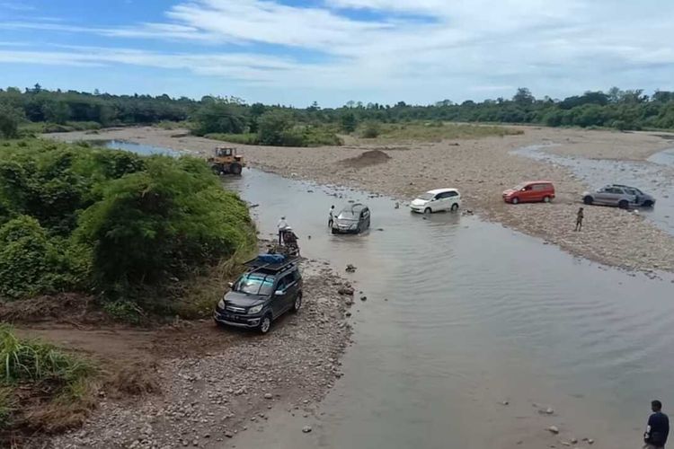 Jembatan Wai Salas di Kecamatan, Bula Kabupaten Seram bagian Timur, Maluku ambruk Kamis (29/7/2021). Akibat kejadian itu kendaraan tidak bisa melewati jembatan tersebut