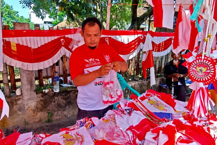 Pedagang Bendera di Bandar Lampung Keluhkan Penjualan Lesu, Kalah Bersaing dengan Toko Online