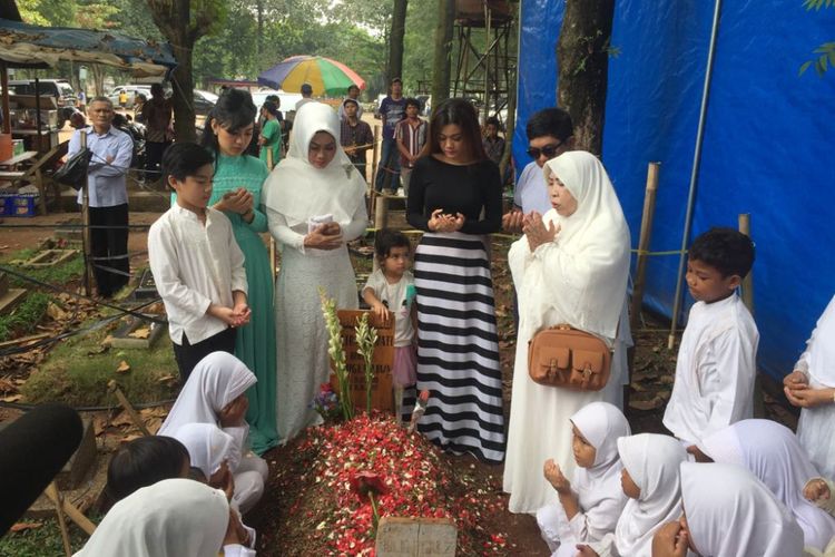 Pihak keluarga berziarah ke makam mendiang artis peran dan penyanyi Julia Perez di TPU Pondok Ranggon, Jakarta Timur, Sabtu (15/7/2017). Mereka berdoa untuk merayakan hari ulang tahun Jupe ke-37.