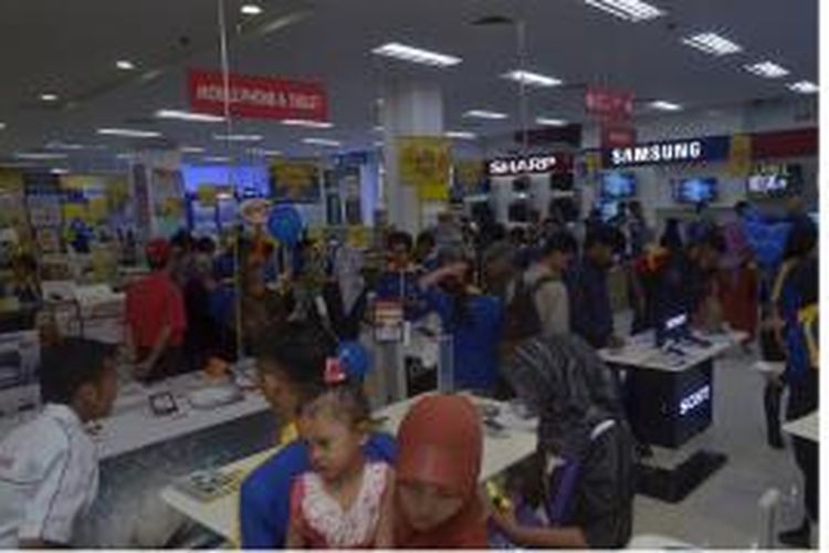 Suasana belanja di Courts Bogor. Gambar Sabtu (9/5/2015).