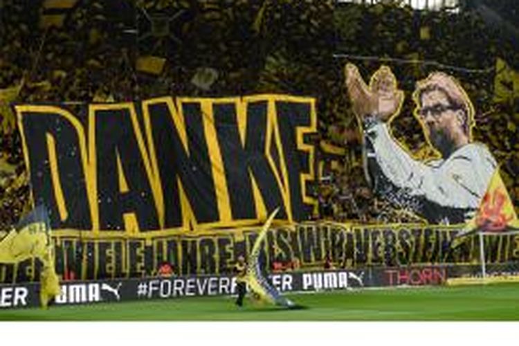 Suporter Borussia Dortmund membentangkan spanduk ucapan terima kasih kepada Juergen Klopp menjelang laga terakhir Bundesliga melawan Werder Bremen di Signal Iduna Park, Sabtu (23/5/2015). Dortmund menang 3-2 sekaligus menjadi kado indah dari Klopp, yang pasti hengkang pada akhir musim ini, bagi suporter Dortmund.