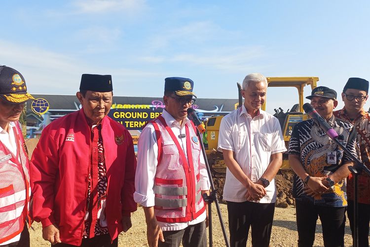Gubernur Jawa Tengah Ganjar Pranowo yang juga calon presiden dari Partai Demokrasi Indonesia Perjuangan (PDI-P) tanggapi isu  Relawan Gibran Rakabuming Raka dan Joko Widodo (Jokowi) mendukung Prabowo Subianto. 