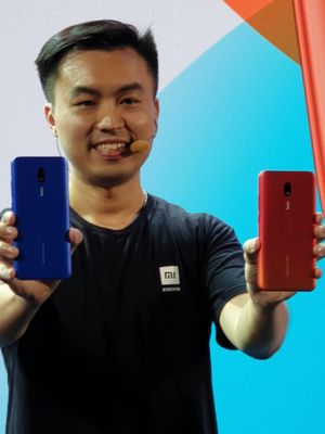 Country Director Xiaomi Indonesia, Alvin Tse dengan Redmi 8A.