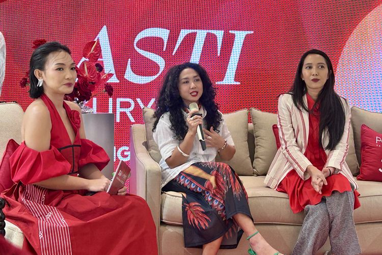 Desainer sekaligus Creative Director ASTISURYA, Asti Surya (tengah) dan Designer and Founder KLÉ, Kleting Titis Wigati (kanan) dalam acara POND’S Age Miracle & JFW Hadirkan “The Revival of Miracles” di Plaza Indonesia, Jakarta Pusat, Senin (20/10/2025).