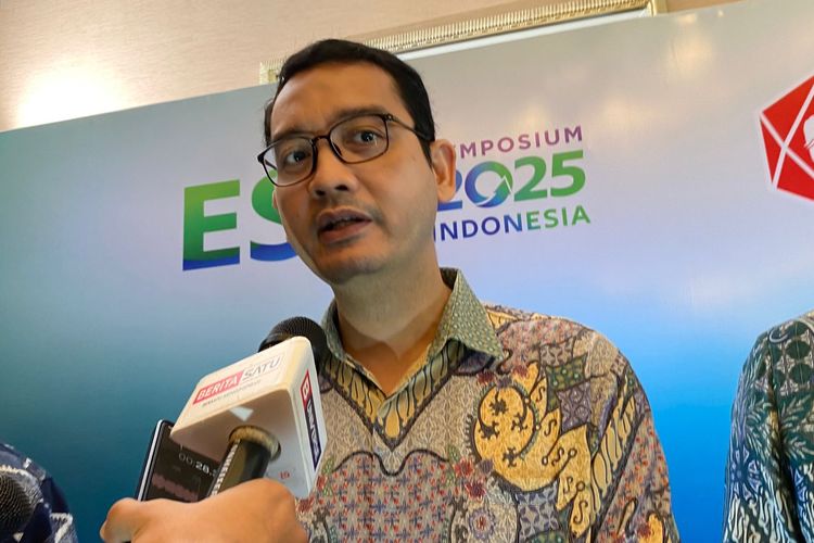 Sekretaris SKJI Kemenperin, Muhammad Taufiq, menjelaskan soal dekarbonisasi industri di Jakarta Selatan, Selasa (2/12/2025). 