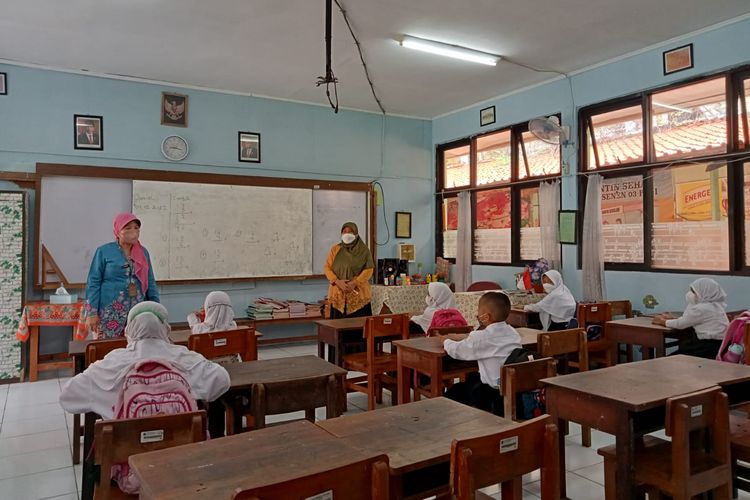 Kepala Suku Dinas Pendidikan (Sudindik) Wilayah II Jakarta Pusat Uripasih memberikan informasi mengenai pelaksanaan PTM 50 persen yang mulai berlaku hari ini di SDN 03 Demen, Jakarta Pusat,  Jumat (4/2/2022).