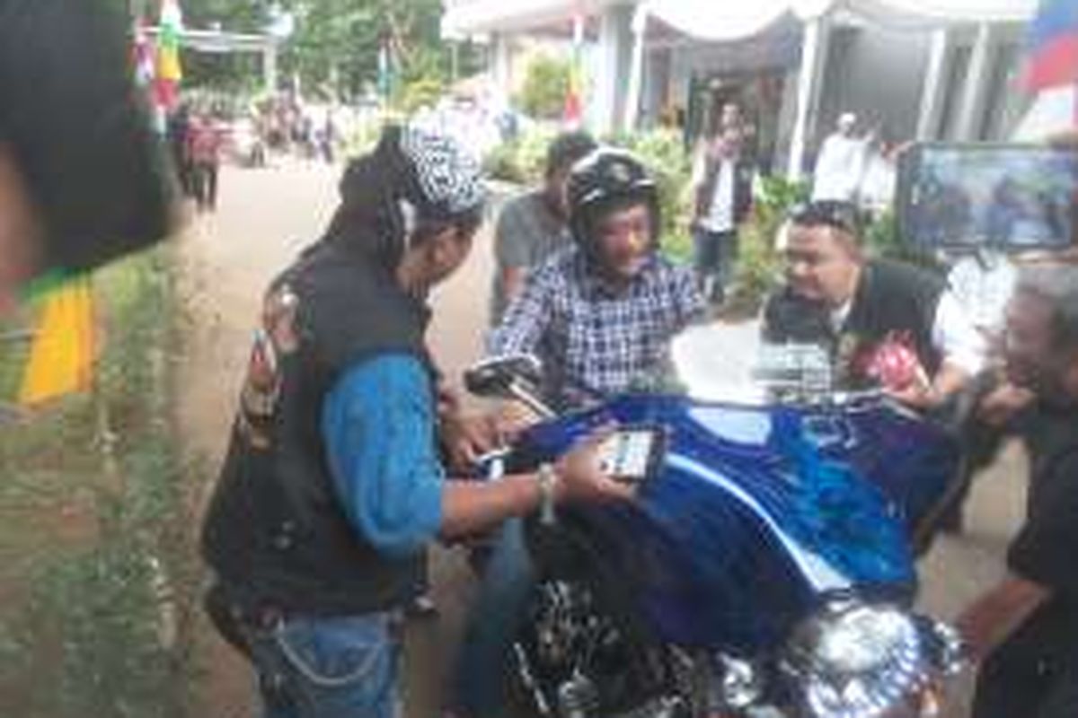 Wakil Gubernur DKI Jakarta Djarot Saiful Hidayat saat menjajal motor Harley Davidson di Panti Asuhan Anak 