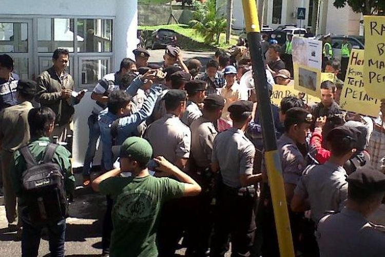 Aksi unjuk rasa petani di Kantor Gubernur Bengkulu yang menuntut pemerintah menyelesaikan sengeta pertanahan di daerah itu