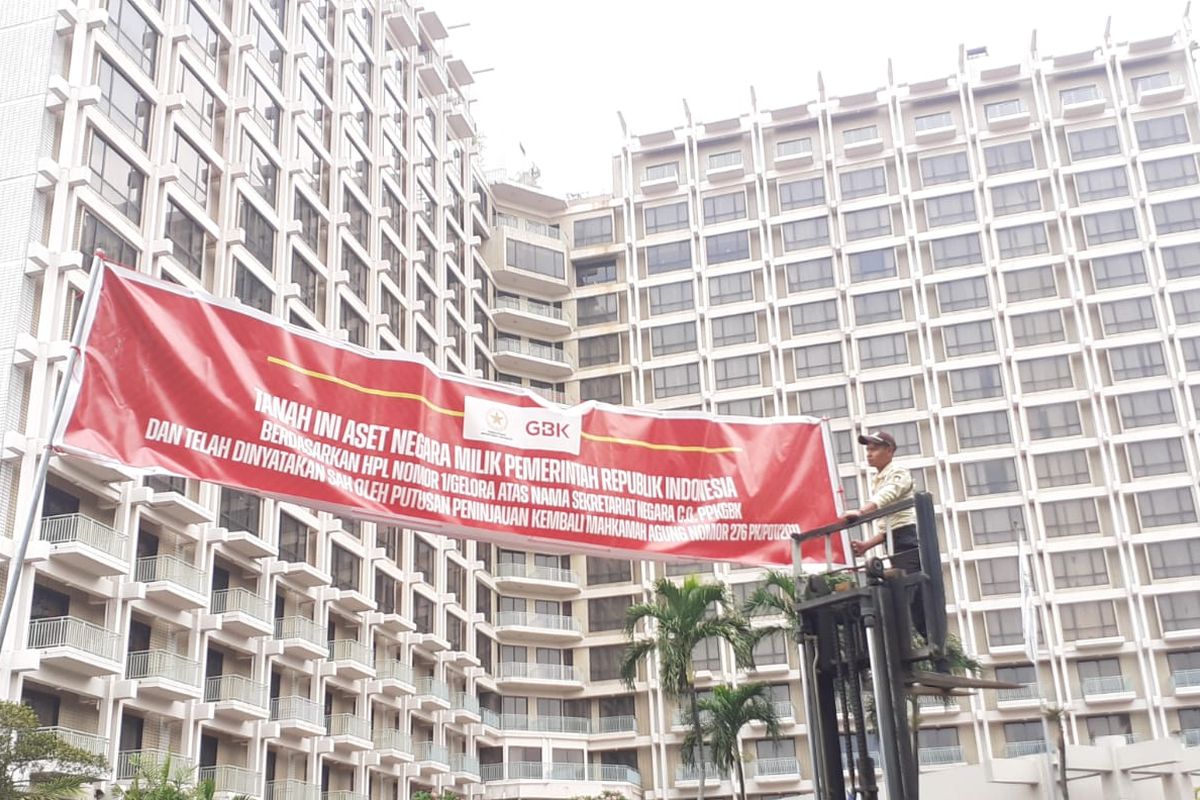 Pemasangan spanduk Aset Negara oleh PPKGBK di depan Hotel Sultan, Rabu (4/10/2023) siang hari.