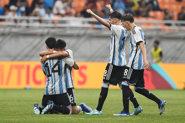 Sejumlah pesepak bola Timnas Argentina berpelukan usai mengalahkan Timnas Brasil dalam perempat final Piala Dunia U-17 2023 di Jakarta International Stadium (JIS), Jakarta, Jumat (24/11/2023). Argentina menang dengan skor 3-0 sekaligus memastikan lolos ke semi final Piala Dunia U-17 2023.  Artikel ini berisi daftar semifinalis Piala Dunia U17 2023. ANTARA FOTO/Aditya Pradana Putra/tom.


