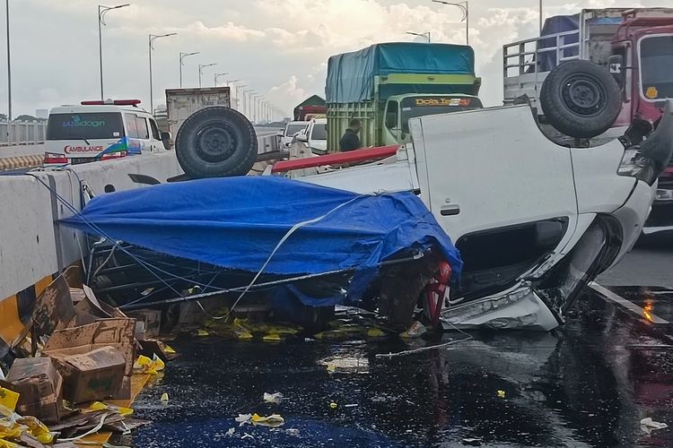 Mobil Pickup Daihatsu Terbalik Usai ditabrak Truk Box Di Jembatan Suramadu, Rabu (9/3/2022).