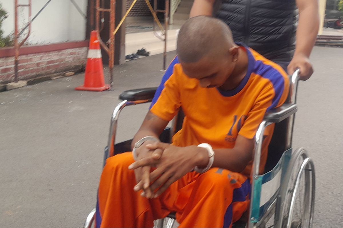 Rizal, eksekutor pembunuhan yang dudalangi istri du Karawang tertunduk di Mapolres Karawang, Kamis (18/1/2024).