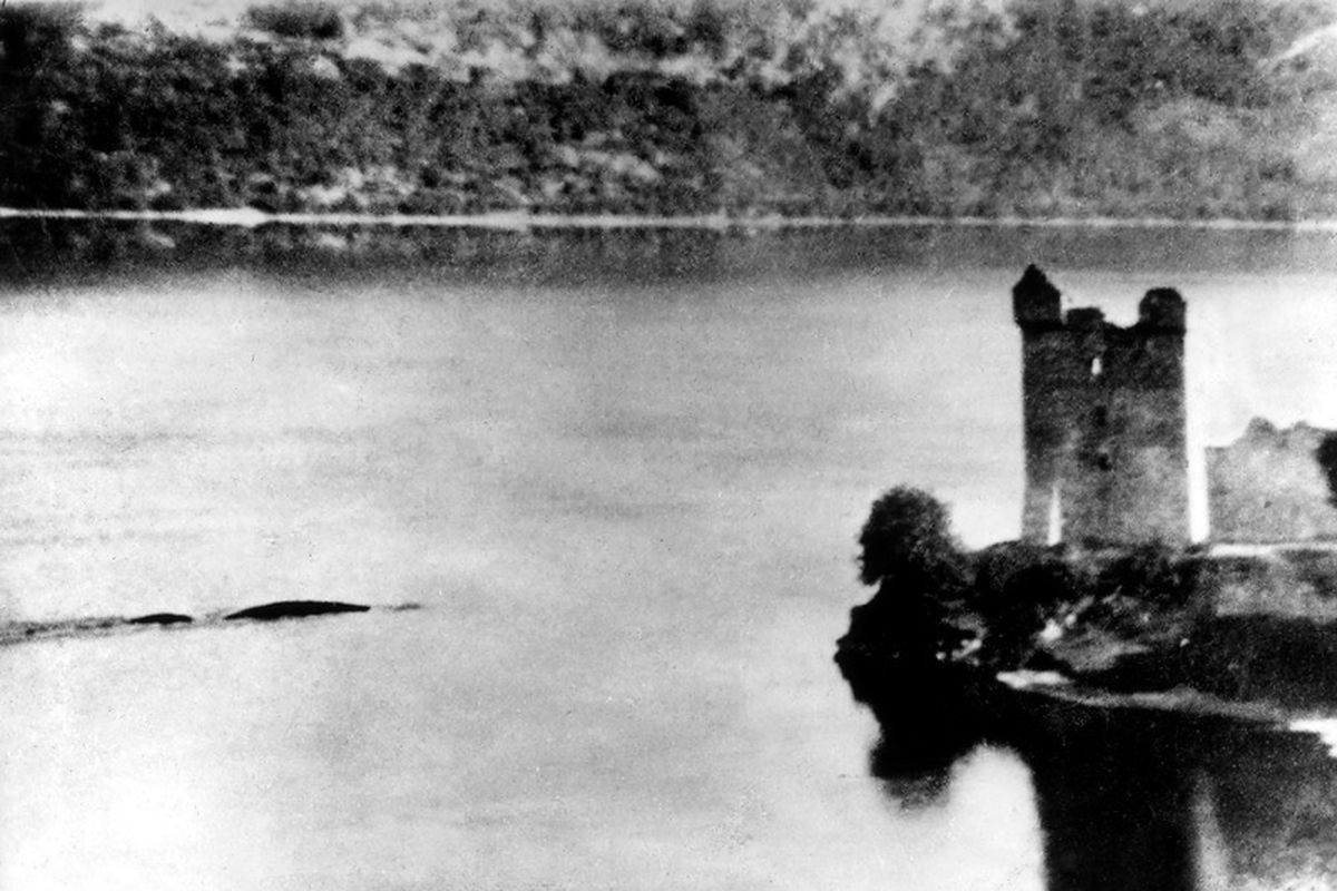Foto penampakan monster Loch Ness ini diambil Peter MacNab pada 29 Juli 1955 di dekat kastil Urquhart. Foto ini pertama kali dipublikasikan oleh mingguan Weekly Scotsman pada 23 Oktober 1955. Setelah itu berulang kali dimuat dalam berbagai buku soal monster Loch Ness.