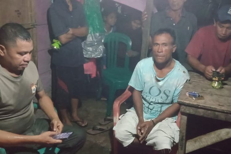 Johanis Pattilemonia alias Joko (49) seorang nelayan asal desa Haria, Kecamatan Saparua, Kabupaten Maluku Tengah yang tenggelam bersama perahunya ditemukan selamat dan kini sedang berada di Desa Tulehu, Kecamatan Salahutu, Senin (18/7/2022).