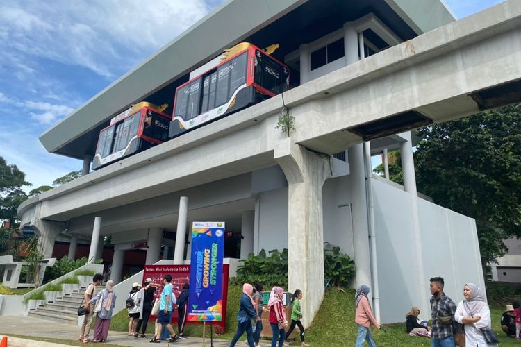 Trem mover di TMII yang belum beroperasi sepenuhnya. 