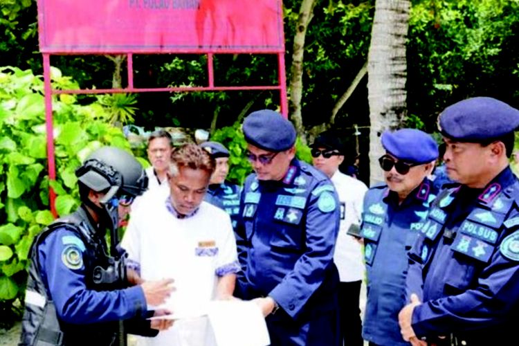 Petugas dari Kementerian Kelautan dan Perikanan saat menyegel resort di Pulau Anambas, Kepulauan Riau.