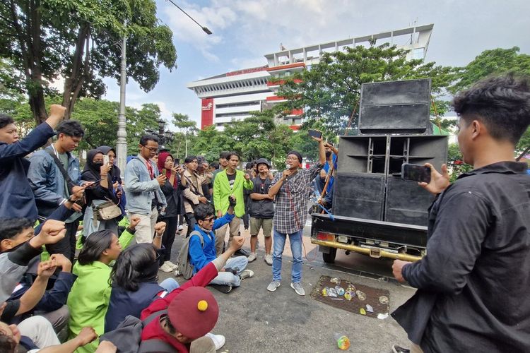 Ketua Aliansi Jurnalis Independen (AJI) Kota Semarang, Aris Mulyawan turun ke jalan untuk mengikuti aksi unjuk rasa bersama 200 mahasiswa di depan kantor DPRD Jawa Tengah, Semarang, Senin (12/2/2024).