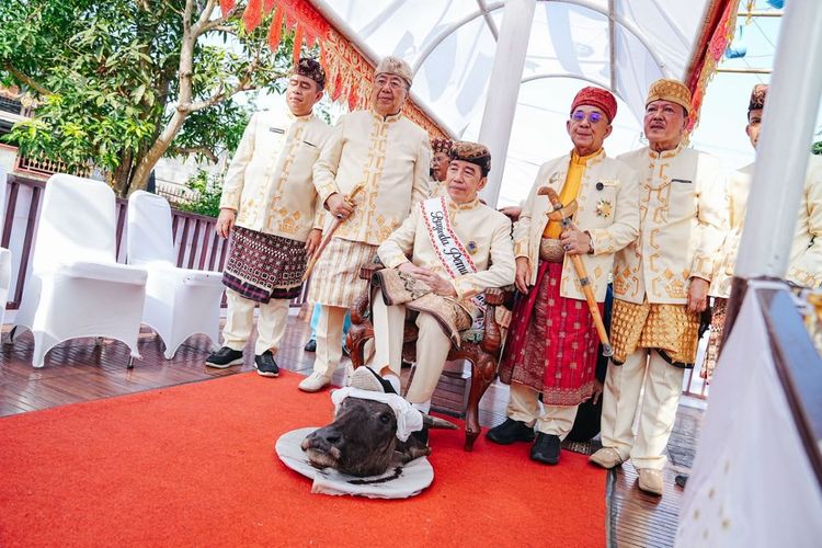 Jokowi Minta Ritual Injak Kepala Kerbau Tidak Ditarik ke Ranah Politik