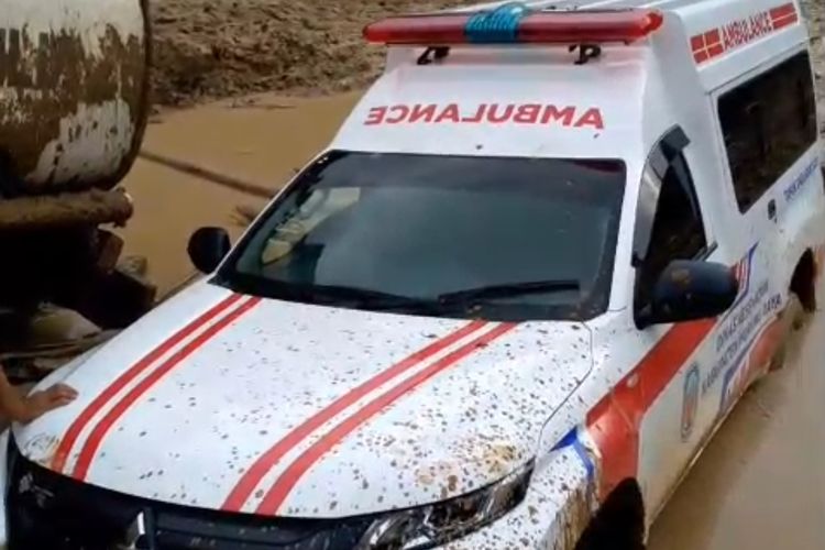 Ambulans Terjebak Lumpur karena Jalan Rusak di Kalteng, Harus Didorong Warga Ramai-Ramai