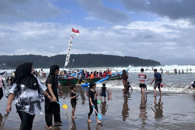 Bus dan Mobil Luar Kota Padati Jalur Ciamis-Pangandaran, Wisatawan Serbu Pantai Saat Libur Sekolah