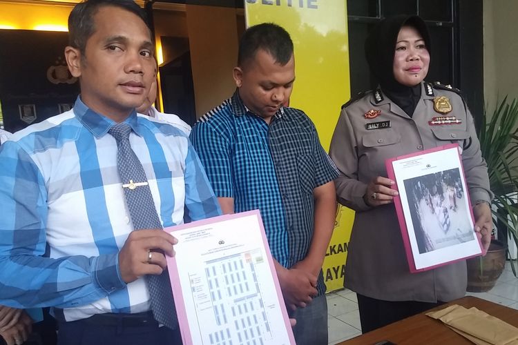 Sigit Setiawan (tengah) ditahan di Mapolrestabes Surabaya seusai diperiksa