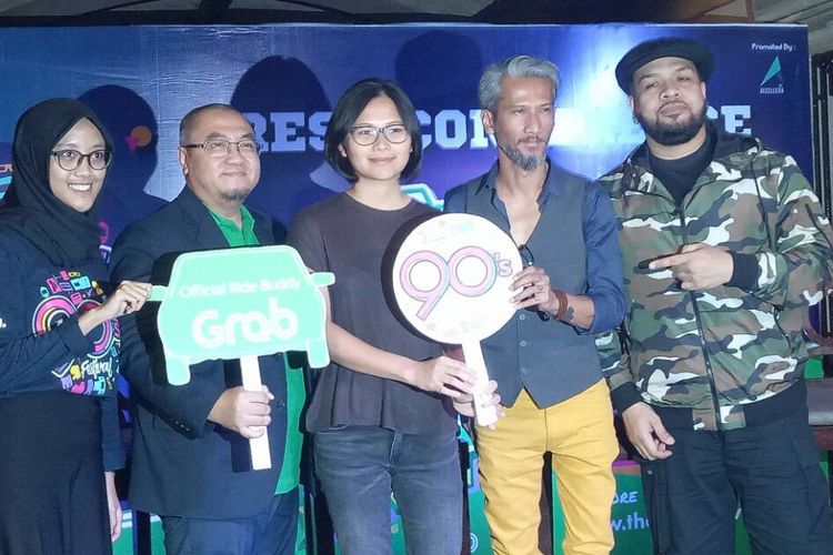 (Kiri ke kanan) Dhea Marella, promotor Accellera Entertainment, Mediko Azwar, Marketing Director Grav Indonesia, Merry Potret, Reza dan Rezos The Groove saat Jumpa Pers The 90s Festival, di Pisa Kafe, Menteng, Jakarta Pusat, Jumat (24/11/2017). 